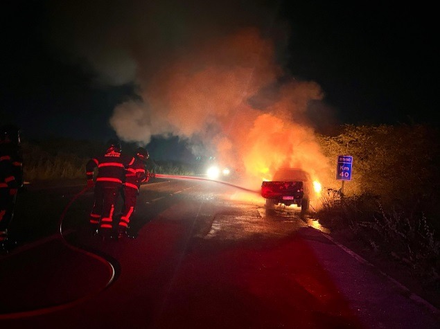 Veículo pega fogo em trecho da BR 110 no RN