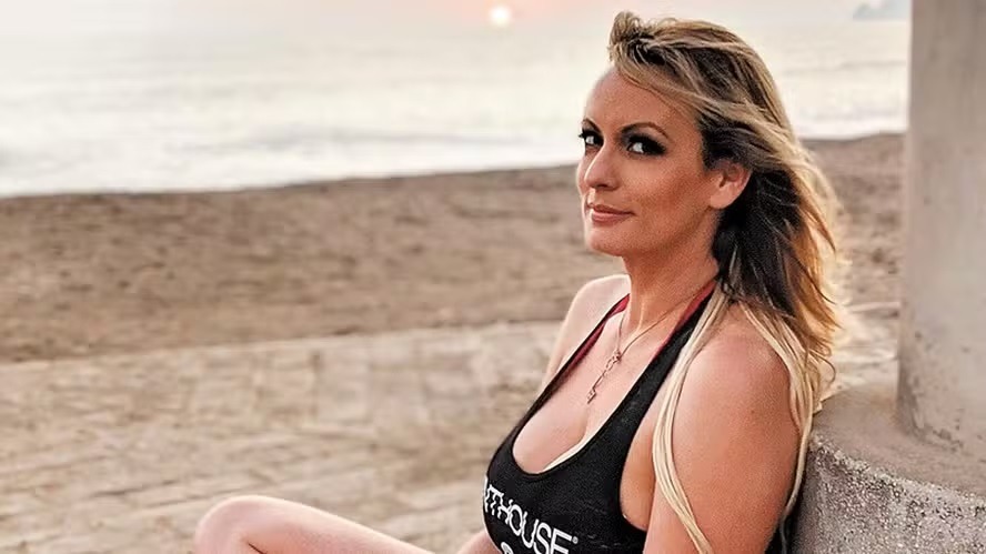 Quem é a estrela pornô Stormy Daniels, pivô da condenação de Trump