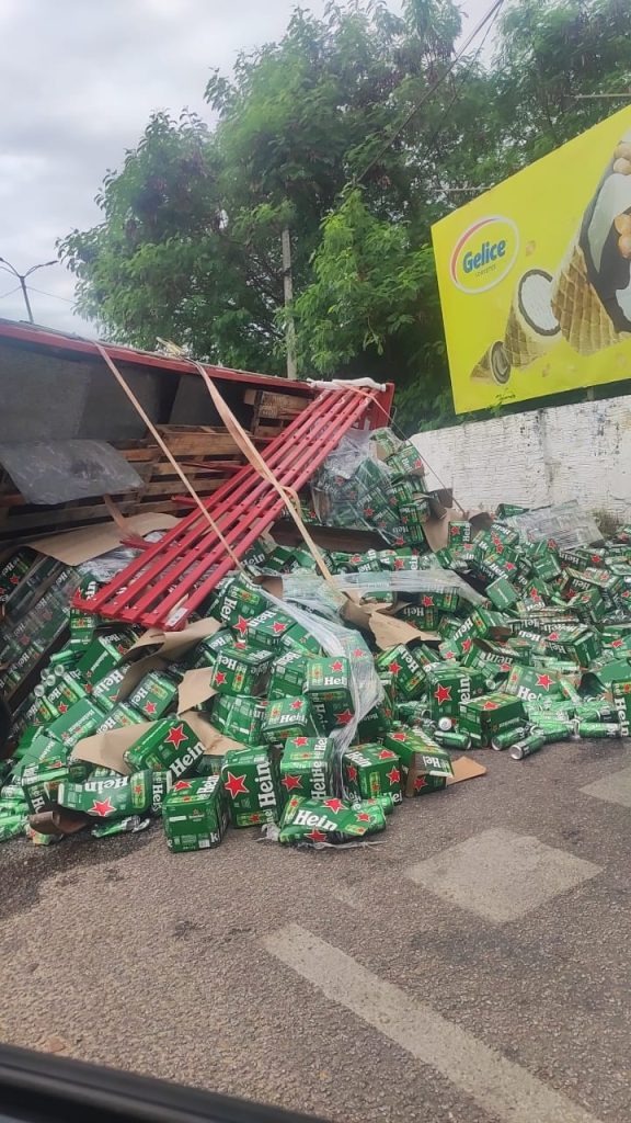 VÍDEO: Caminhão carregado de cerveja tomba em Mossoró