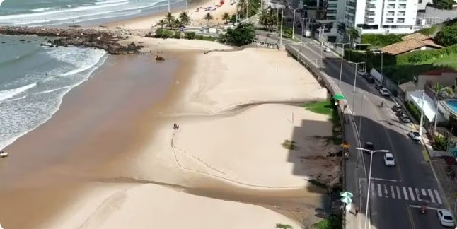 Praia de Natal registra 92 vezes mais coliformes fecais na água que o limite aceito pelo Conama, aponta boletim