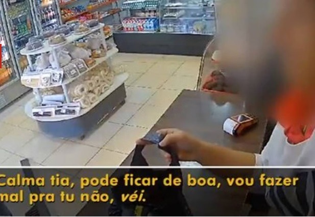 [VÍDEO] Ladrão armado “consola” vítima desesperada com assalto: “Calma, tia”