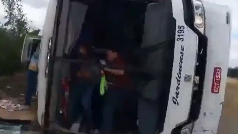 Ônibus com mais de 30 passageiros tomba às margens da BR-427 no interior do RN