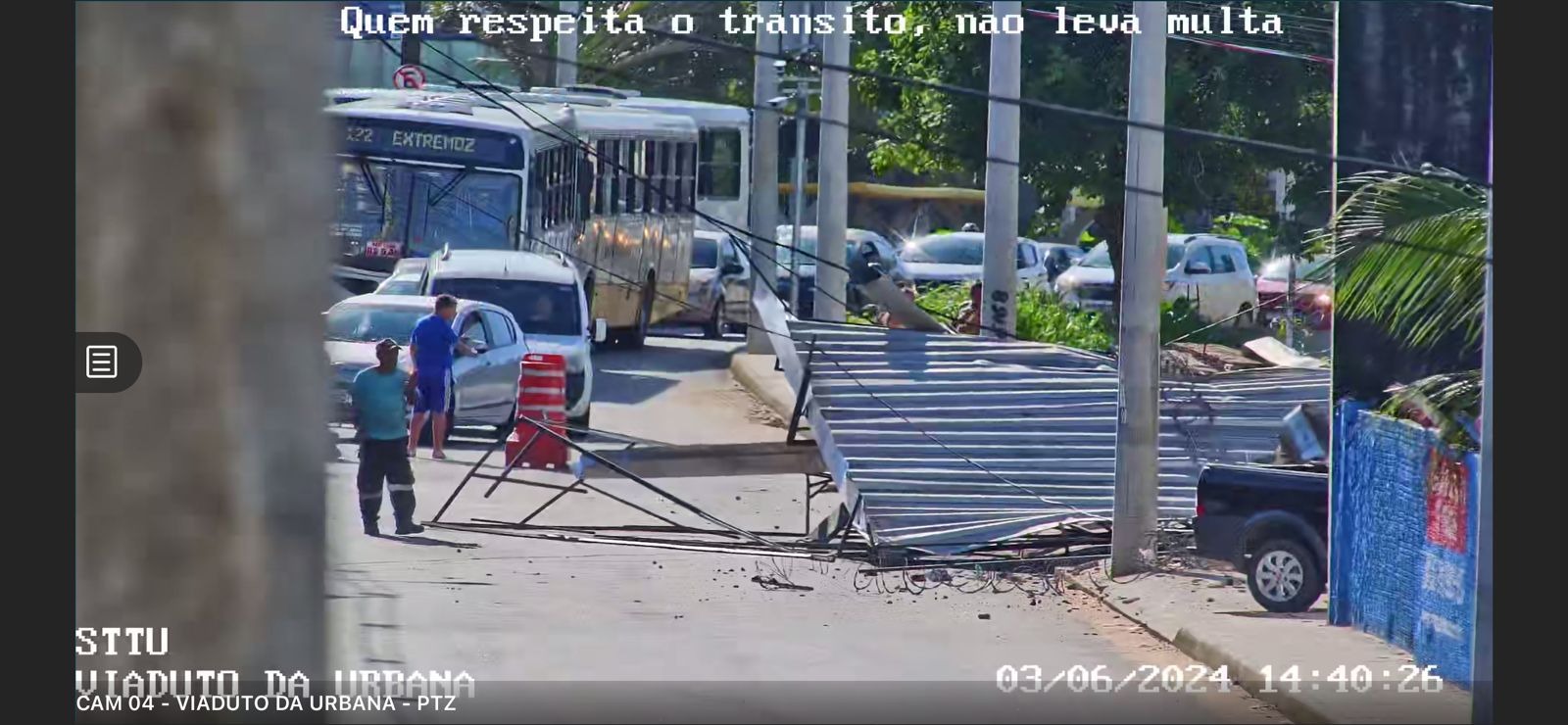 Queda de poste deixa trânsito lento na avenida Felizardo Moura