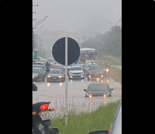 VÍDEO: Avenida na Grande Natal vira lagoa e carros passam com água na janela; ASSISTA