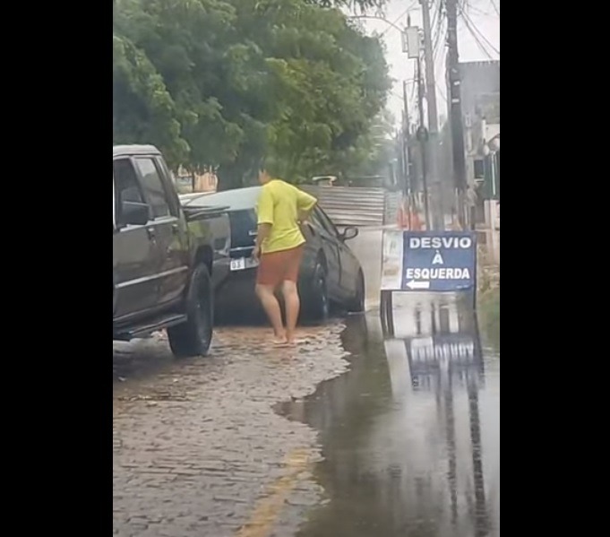 VÍDEO: Carro é "engolido" por cratera em Petrópolis  
