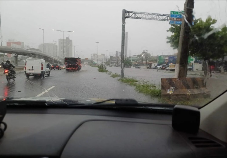 Alagamento interdita parcialmente subida do viaduto do Quarto Centenário