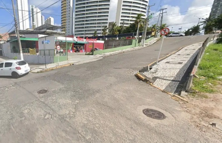 VÍDEO: Chuva faz asfalto ceder e abre cratera em rua marginal da Roberto Freire, em Ponta Negra