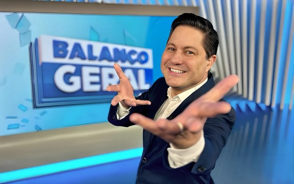 Âncora da Record apresenta programa, pede demissão e vai embora de São Paulo
