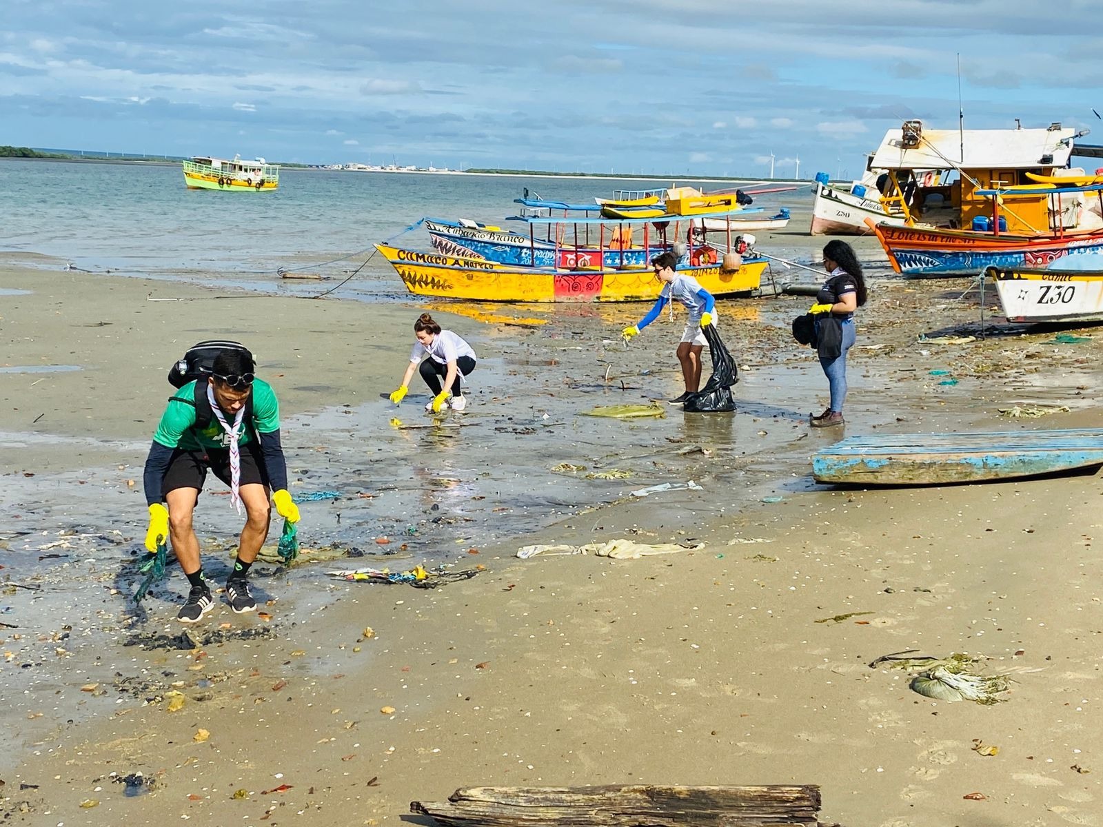 Ação de limpeza de rio recolhe 1 tonelada de resíduos sólidos, na Península de Galinhos, no RN