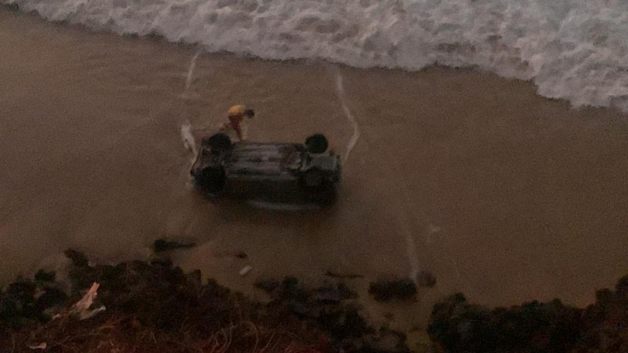 VÍDEO: Carro cai de falésias do chapadão em Pipa  