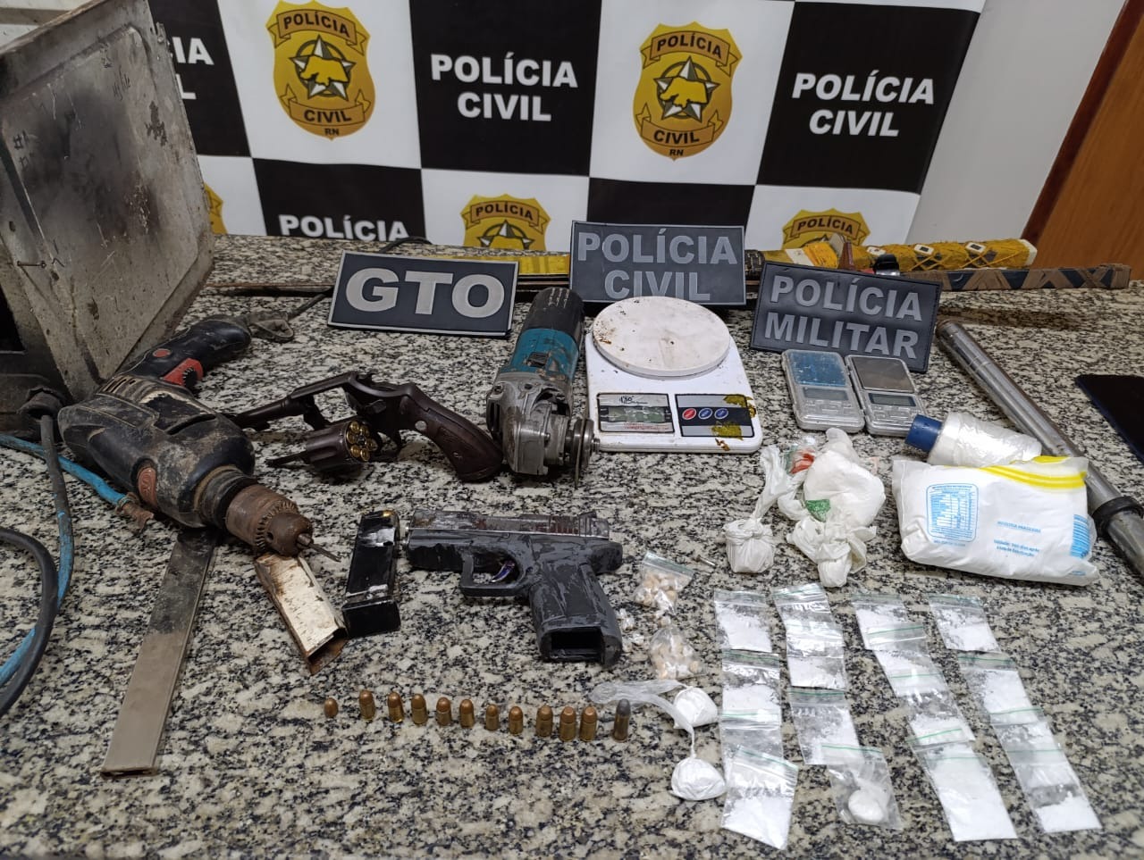 Suspeito de assaltos morre e outros dois são presos em operação da Polícia Civil no interior do RN