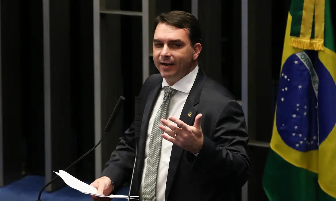 “Privatização das praias é grande mentira”, diz Flávio Bolsonaro