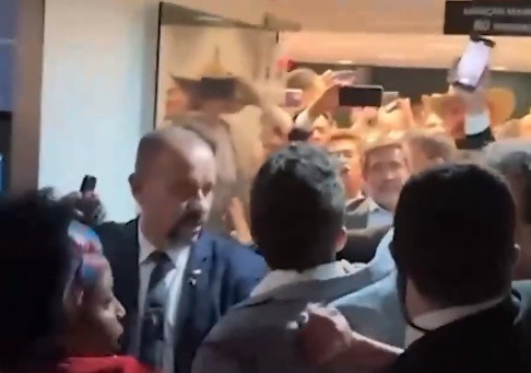 VÍDEO: Zé Trovão e Janones partem para briga após resultado da sessão que livrou deputado de cassação