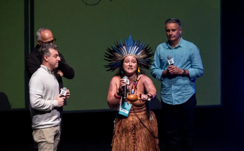 Indígena invade palco da Globo em evento e critica emissora: "Meu povo merece respeito"