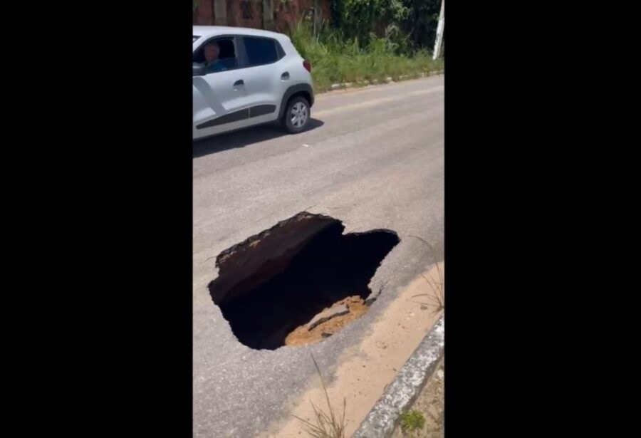 VÍDEO: Cratera abre na Avenida Olavo Montenegro, e trânsito fica lento na região