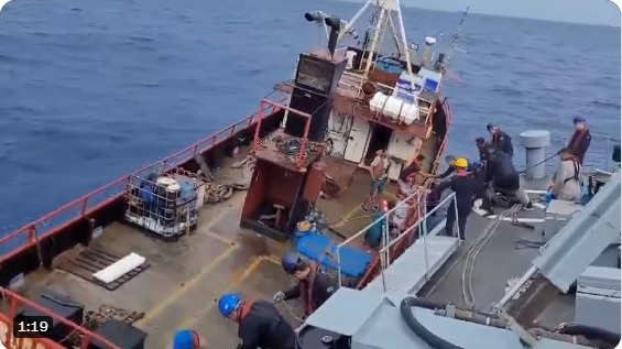 VÍDEO: Marinha resgata tripulação de uma embarcação que ficou à deriva no litoral de Natal