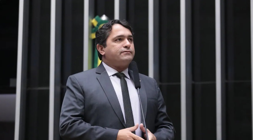 PL decide expulsar deputado por ajudar Janones e “sabotar” Bolsonaro