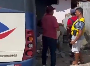 VÍDEO: Em Pipa, ônibus sem freio e cheio de turistas derruba muro de residência e invade casa