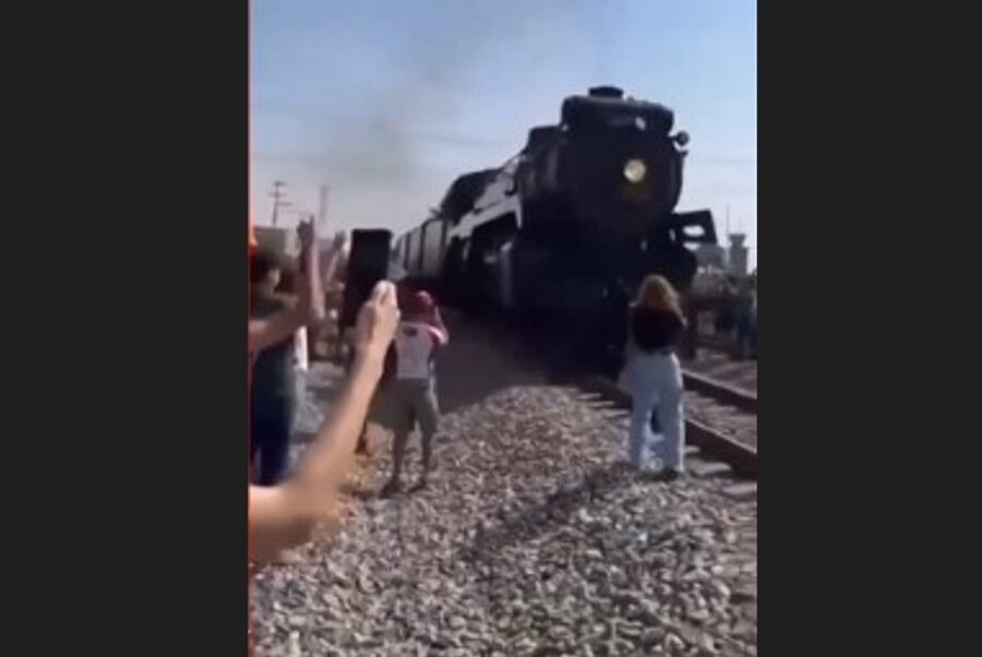 VÍDEO: Mulher ‘cola’ em Maria Fumaça em movimento e celular é jogado longe