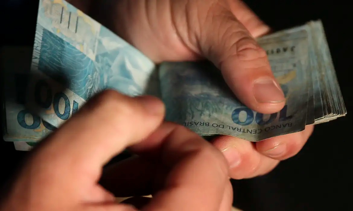 Brasileiros ainda não sacaram R$ 8,16 bi de valores a receber; confira quem tem direito
