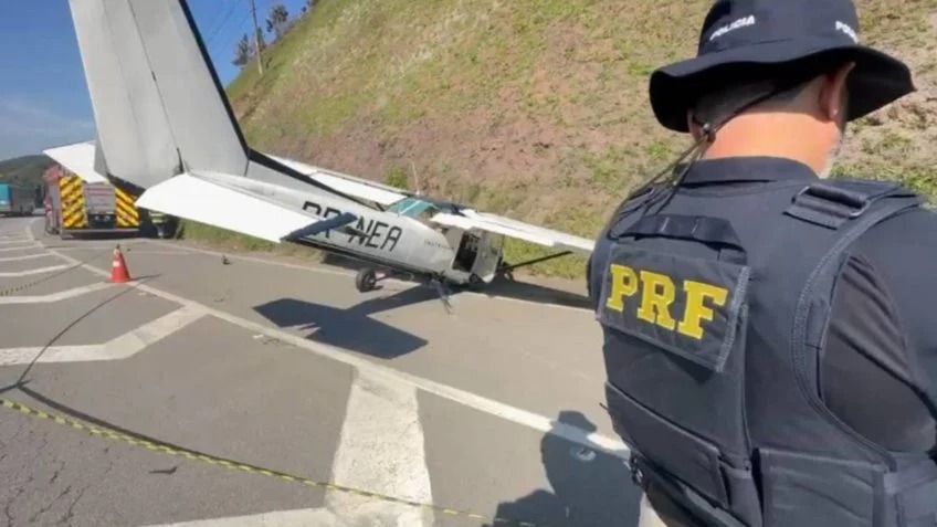 Avião faz pouso forçado no meio de rodovia movimentada em SP