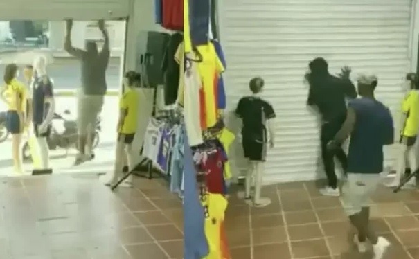 VÍDEO: Empresário tranca bandidos dentro de loja durante assalto