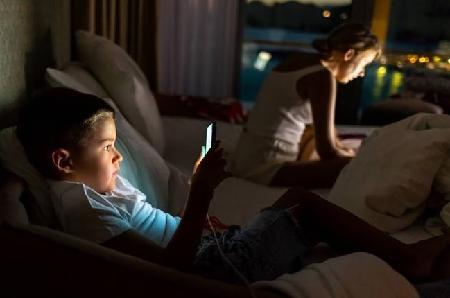 Celular só aos 14 anos: movimento de mães defende infância sem smartphone