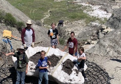 Família descobre fóssil raro de Tiranossauro rex durante trilha