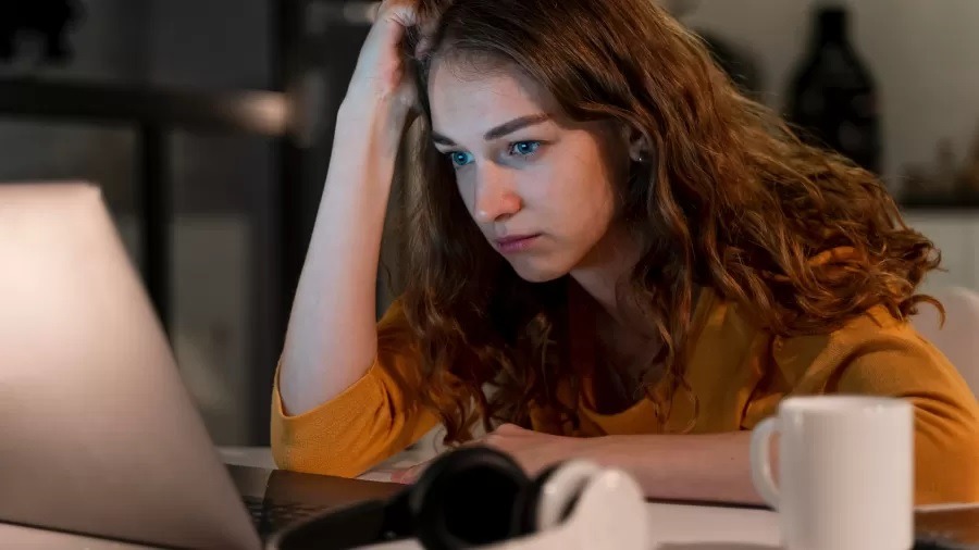 'Ela não conhecia Ctrl C + Ctrl V': geração Z pena com PC e assusta chefes