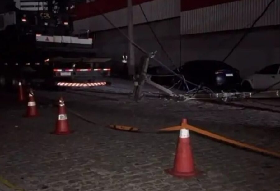 VÍDEO: Caminhão derruba poste próximo ao Natal Shopping e deixa bairro sem energia