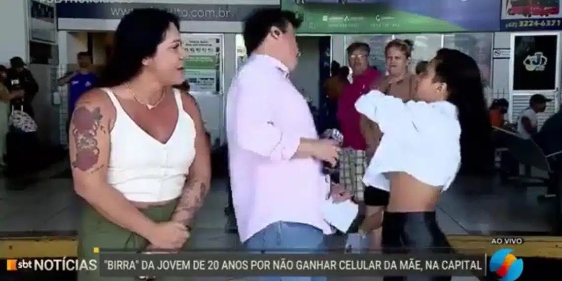 VÍDEO: Jovem dá tapa na cara de repórter durante "barraco" entre mãe e filha