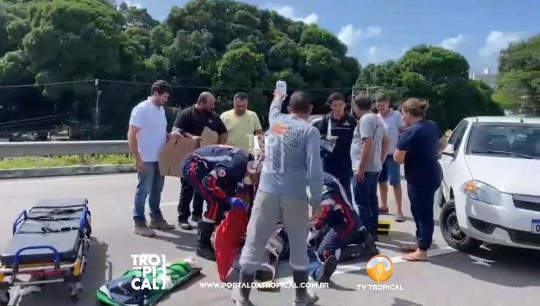VÍDEO: Motociclista fica ferido após bater em carro na BR-101 em Parnamirim