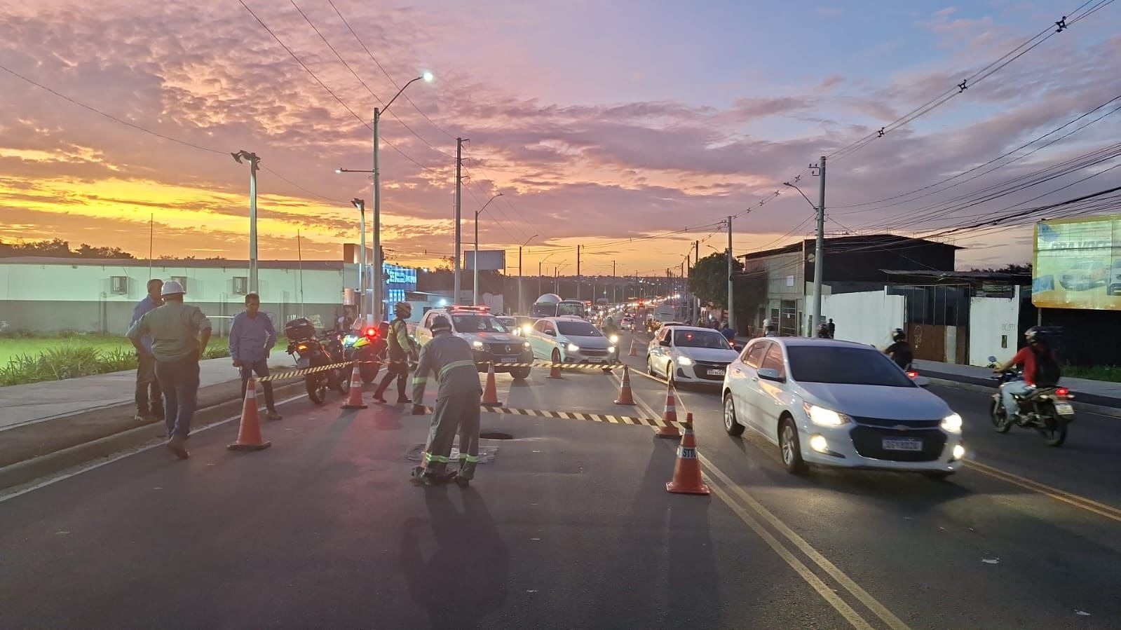 Afundamento na via deixa trânsito lento na avenida Felizardo Moura