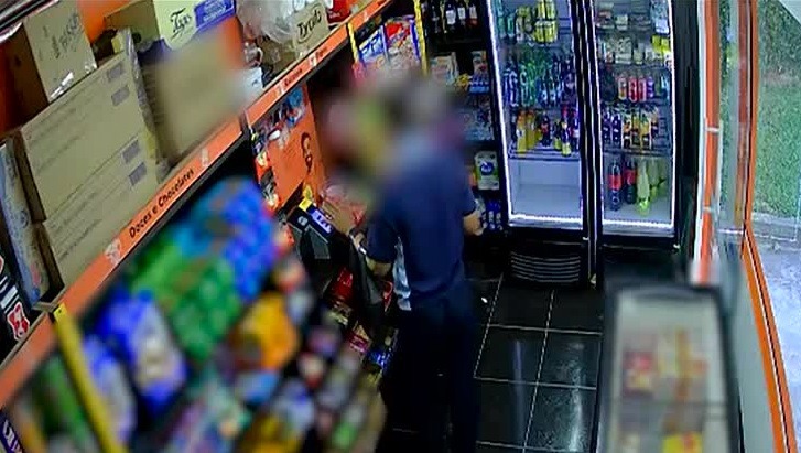 VÍDEO: Flagrantes mostram moradores furtando produtos de mercadinhos de condomínios