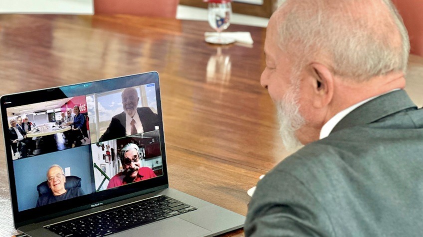 Lula participa de reunião do PT com Dirceu, Genoino e Berzoini