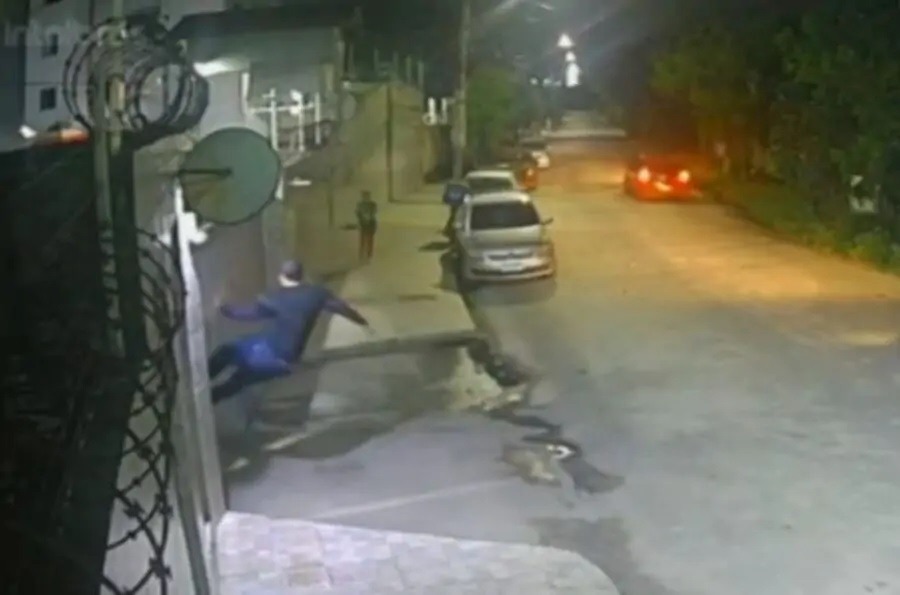 VÍDEO: Motorista de aplicativo se irrita com demora para sair e dá “voadora” em portão de condomínio