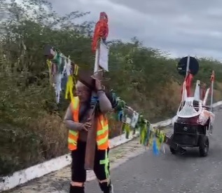 VÍDEO: Pagador de promessas que vai até o Maranhão com uma cruz passa por Currais Novos