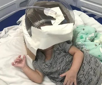 Hospital do RN usa embalagem de bolo como máscara de oxigênio em bebê