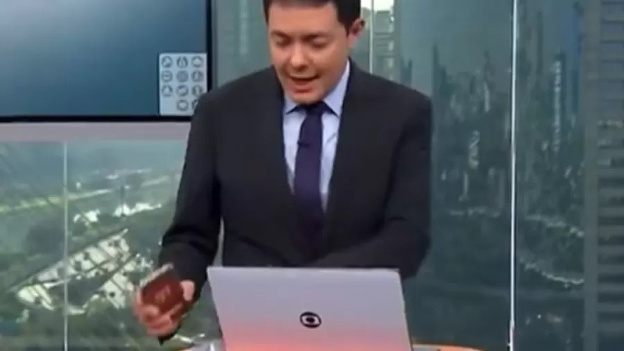 Apresentador Alan Severiano quebra copo ao vivo no SP1 e momento viraliza