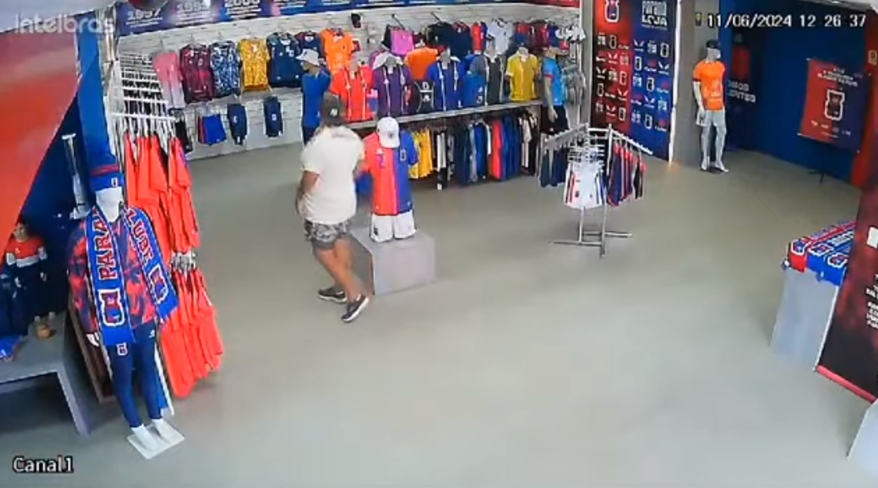 VÍDEO: Homem é visto furtando 17 camisas em loja de time brasileiro