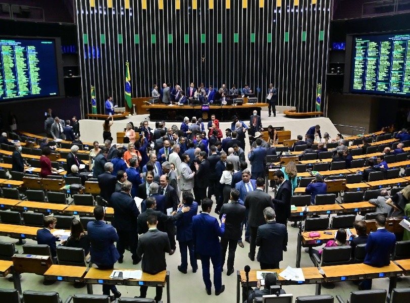 VÍDEO: Câmara aprova urgência de projeto que compara aborto a homicídio