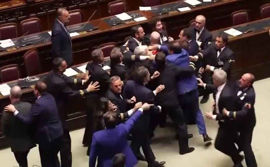 VÍDEO: Briga generalizada interrompe sessão do parlamento italiano