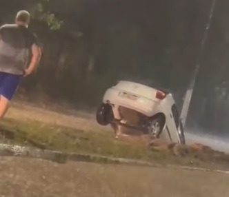 VÍDEO: Carro cai em cratera recém-fechada e motorista é resgatado em Parnamirim