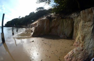 Força do mar transforma base do Morro do Careca em falésia