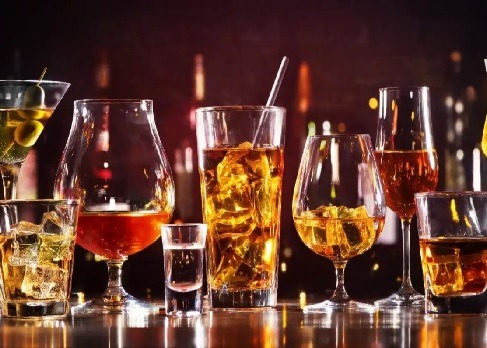 RN: Professora é indiciada por promover festas e fornecer bebidas alcoólicas para alunos adolescentes