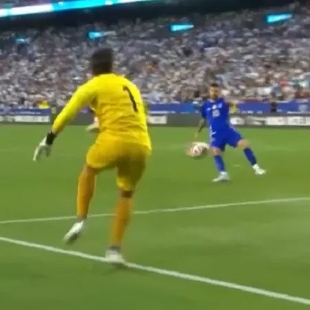 Goleiro da Guatemala comete erro bizarro e entrega gol para Messi; assista