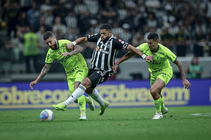 Ex-árbitros discordam de expulsão de Hulk contra Palmeiras: 'Quis aparecer'