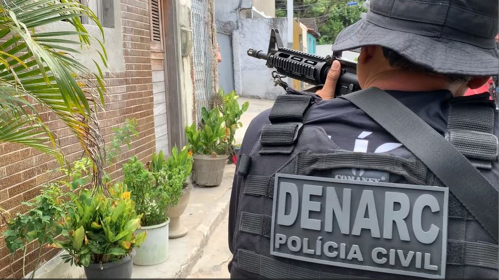 Polícia prende homem por posse ilegal de arma de fogo e apreende drogas na Grande Natal