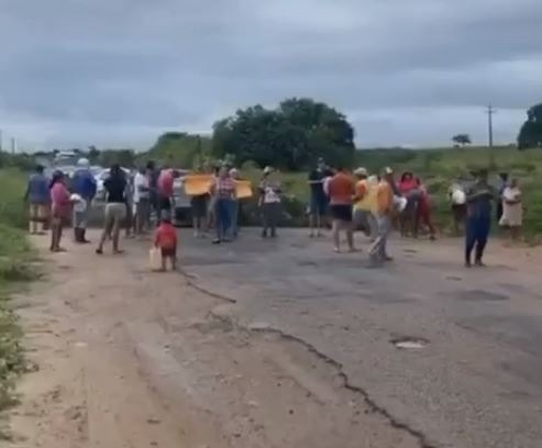 População faz protesto contra a Caern e fecha rodovia no RN