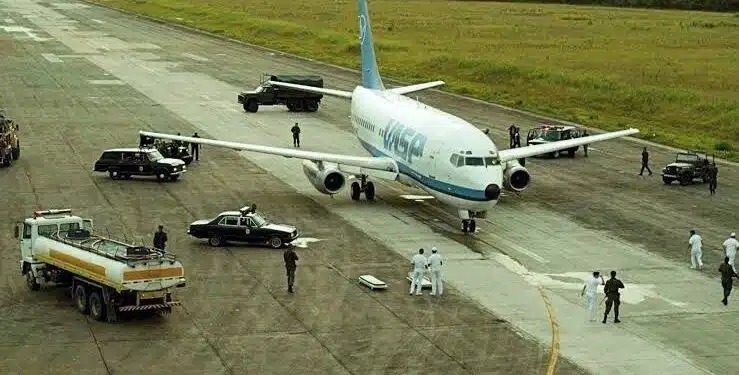 VÍDEO: Assalto a avião na pista de aeroporto tem intensa troca de tiros